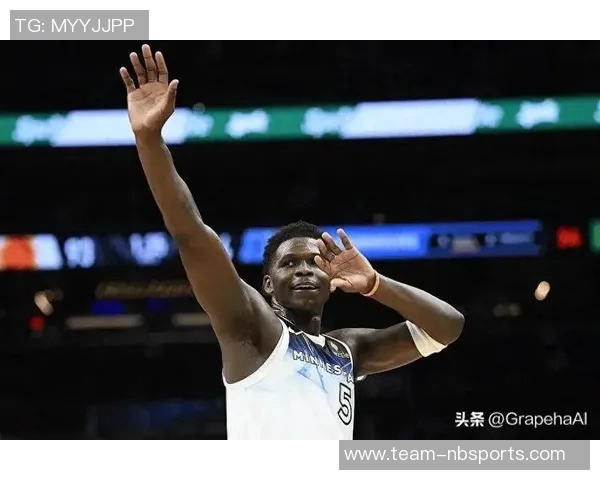 爱德华兹称赞克拉克表现出色称其提升球队整体防守能力