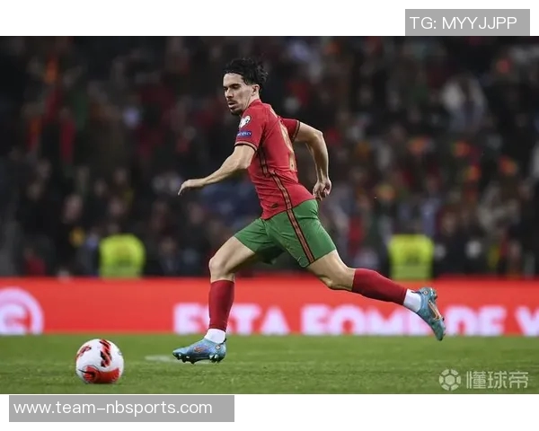 伊涅斯塔荣获环足奖生涯贡献奖与德约维蒂尼亚合影庆祝